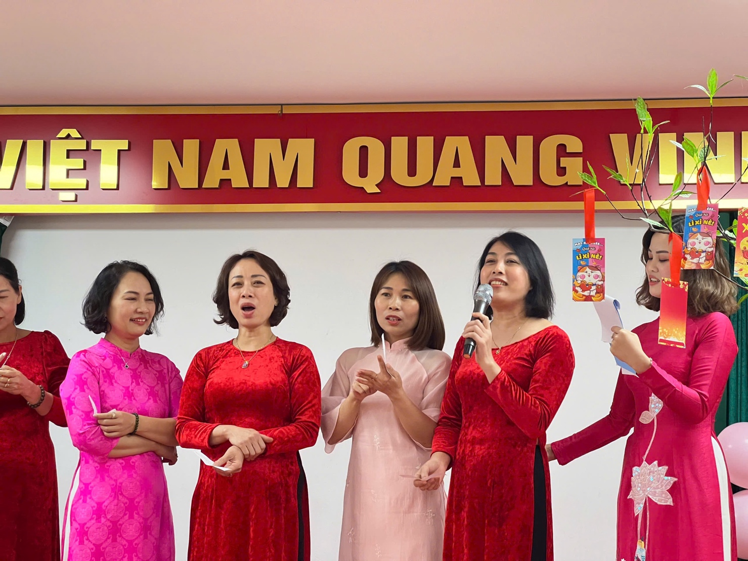 A group of women singing

AI-generated content may be incorrect.