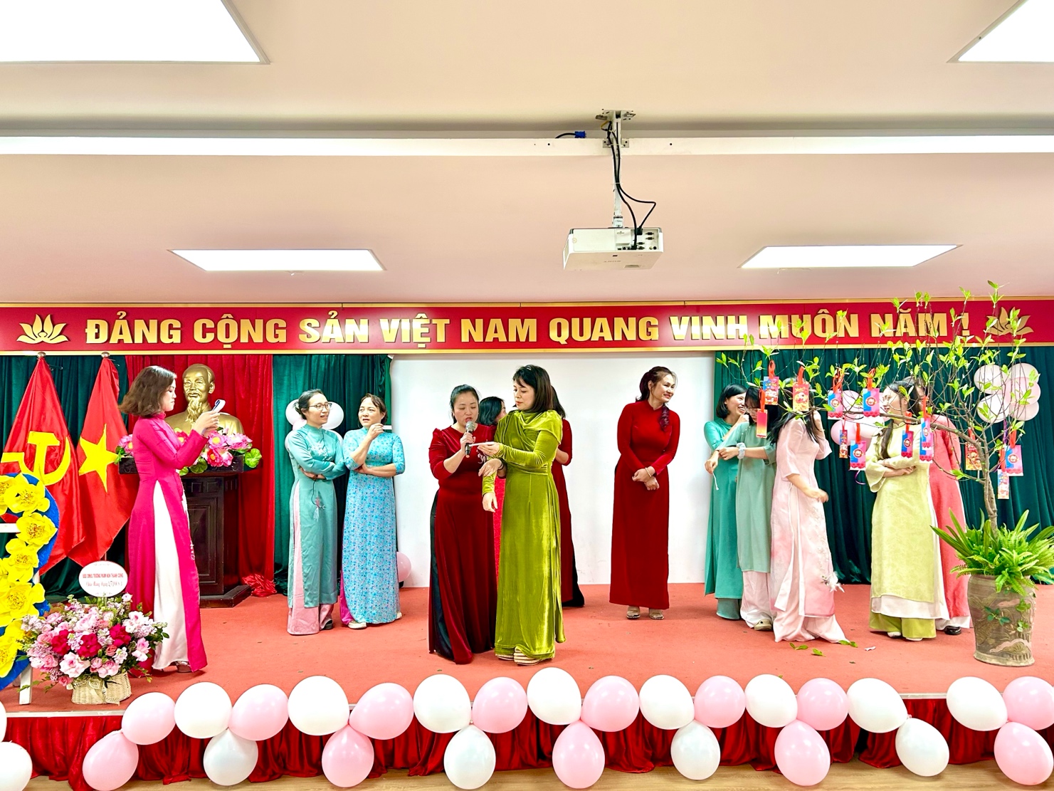 A group of women on a stage

AI-generated content may be incorrect.