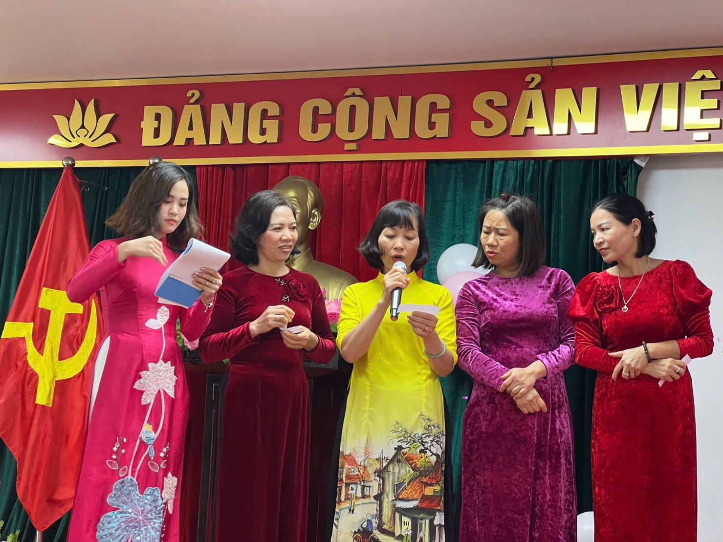 A group of women singing in front of a banner

AI-generated content may be incorrect.