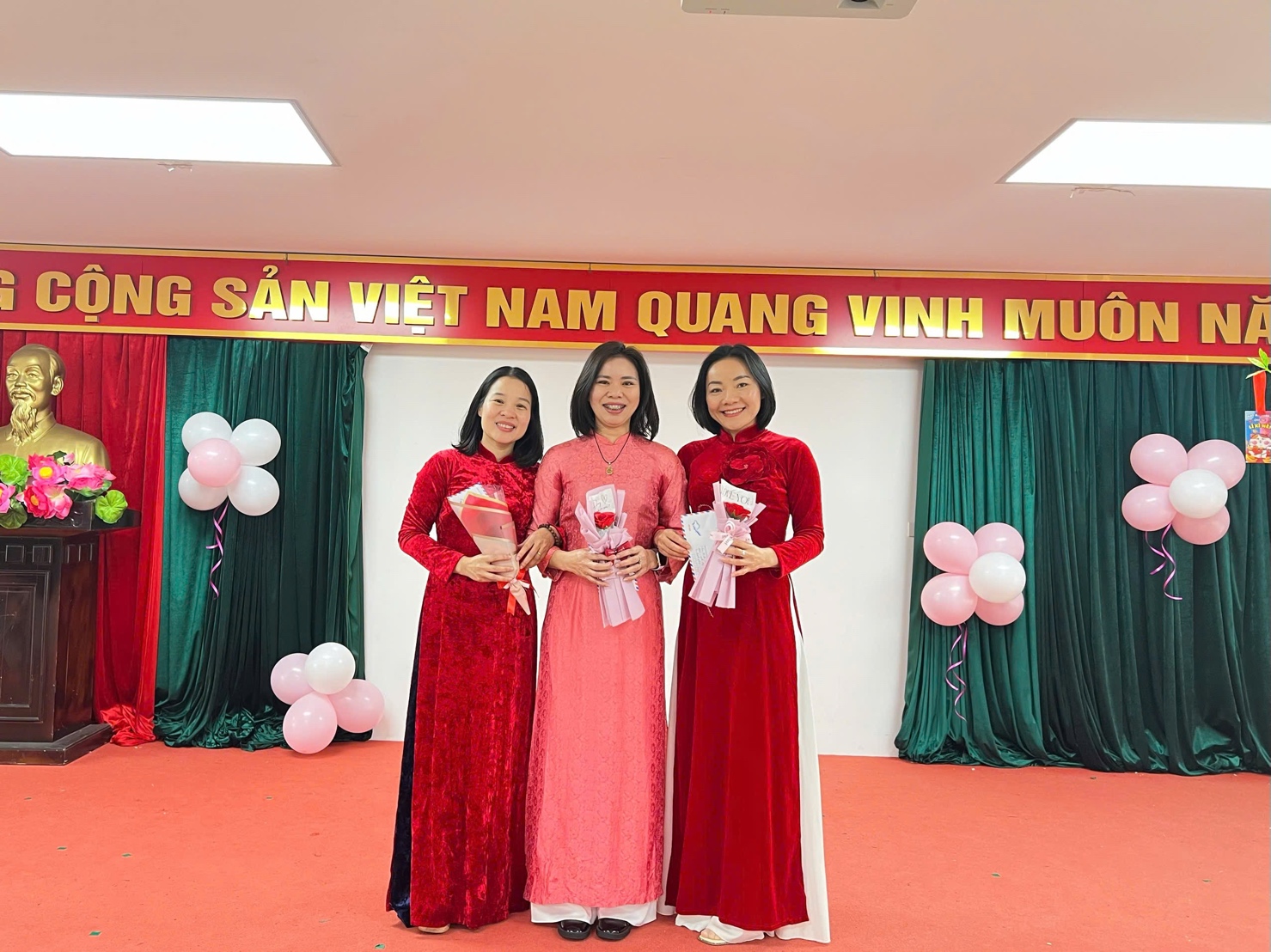 A group of women in red dresses

AI-generated content may be incorrect.