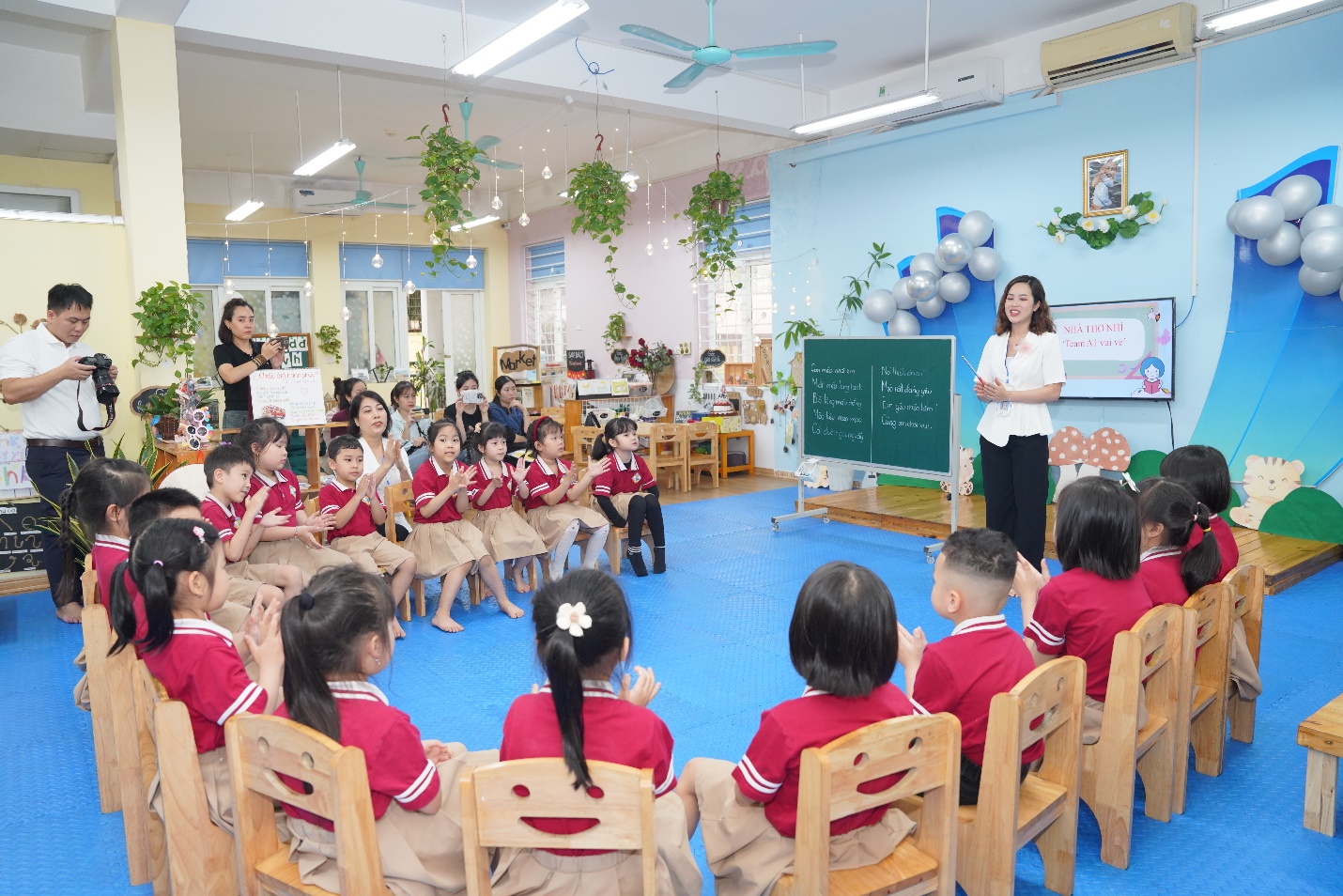 A group of children sitting in chairs in a classroom

AI-generated content may be incorrect.