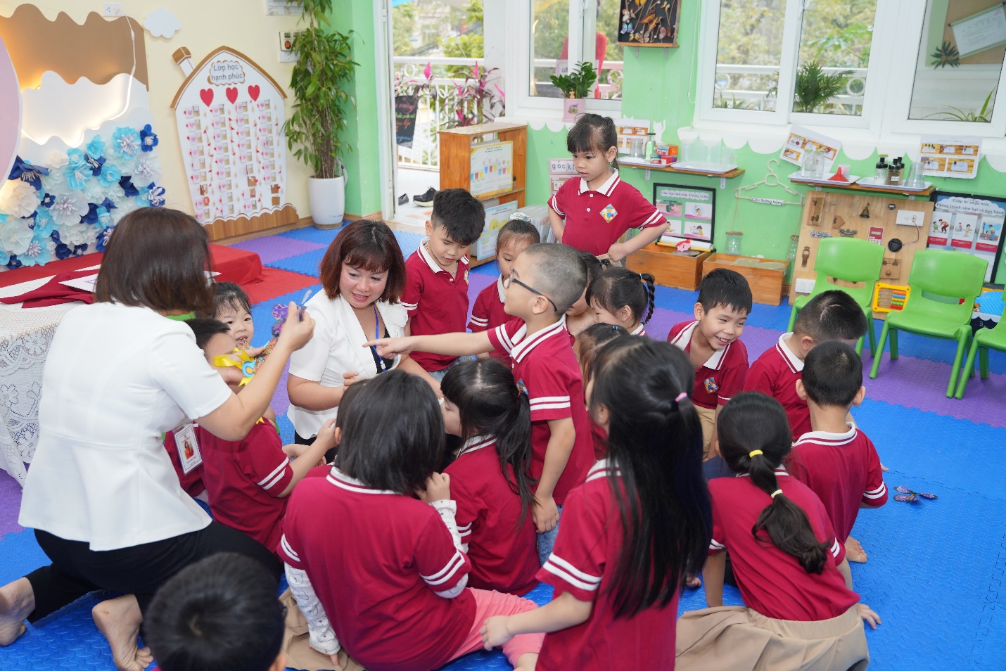 A group of children in a classroom

AI-generated content may be incorrect.