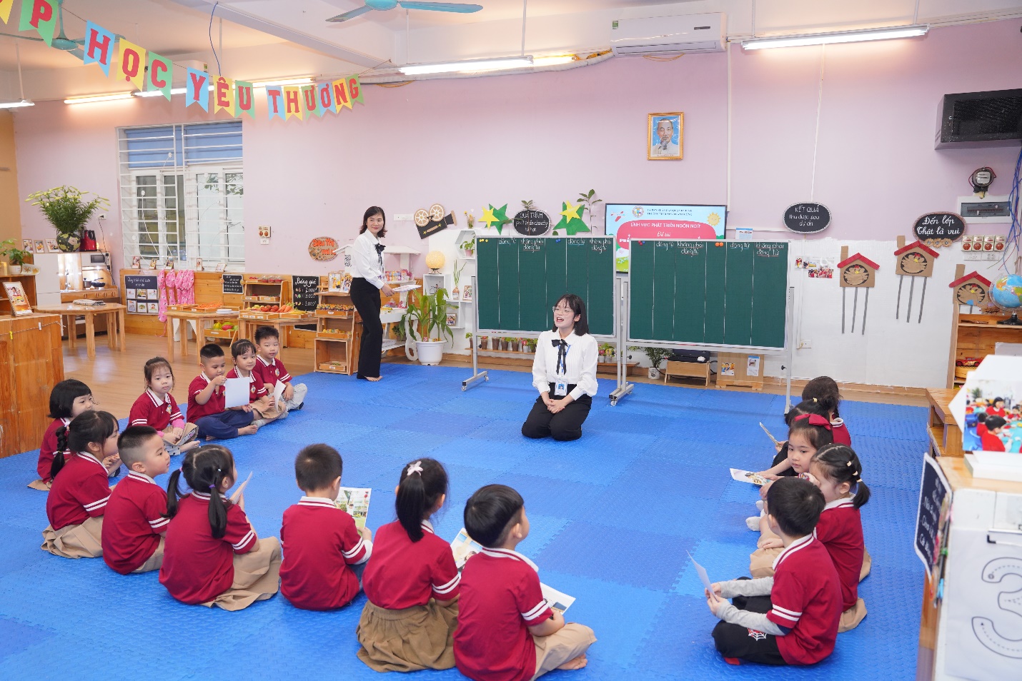 A group of children sitting on the floor in a classroom

AI-generated content may be incorrect.
