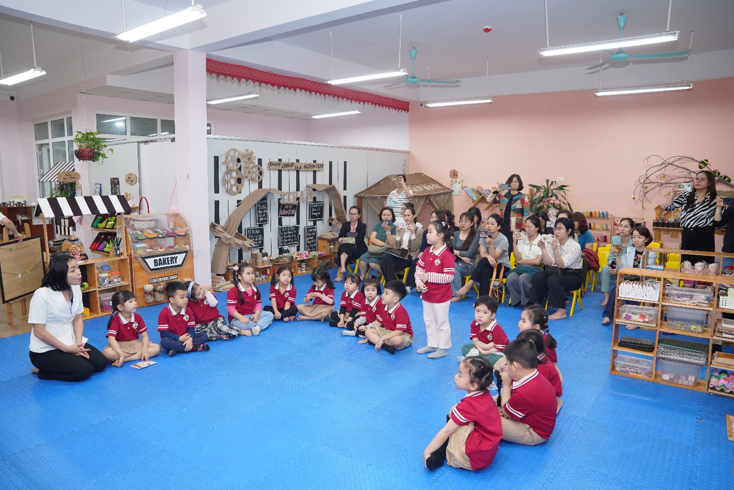 A group of children in a room

AI-generated content may be incorrect.