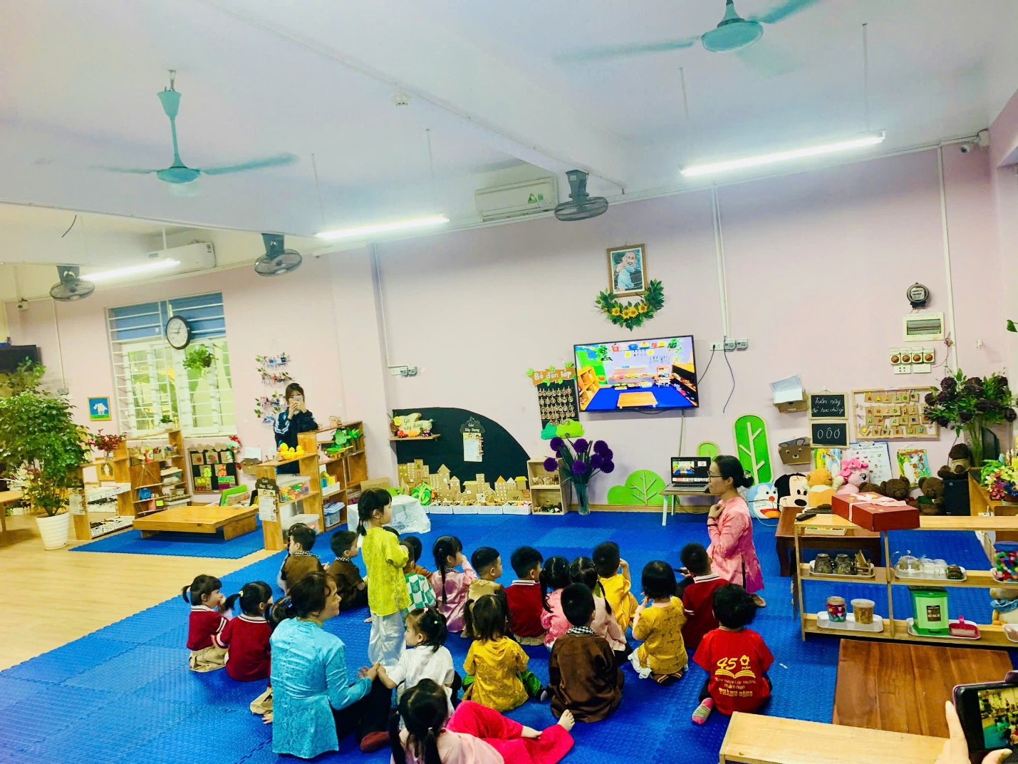 A group of children sitting on the floor in a classroom

AI-generated content may be incorrect.