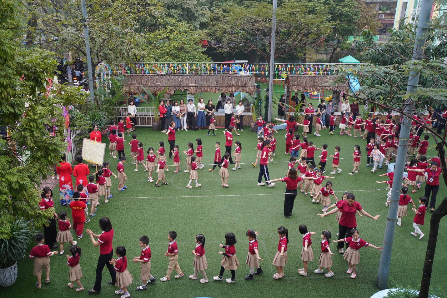 A group of children in a circle

AI-generated content may be incorrect.