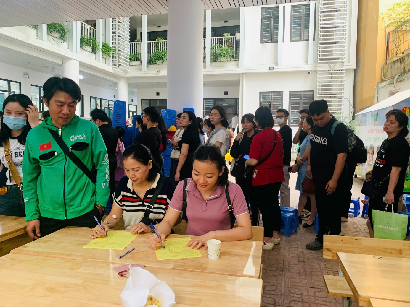 A group of people sitting at tables

AI-generated content may be incorrect.