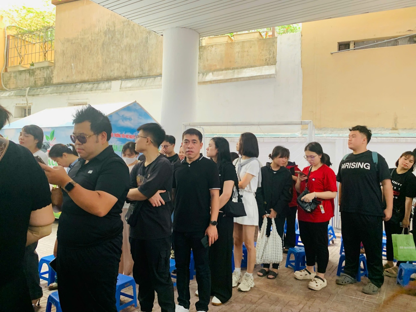 A group of people standing in a line

AI-generated content may be incorrect.