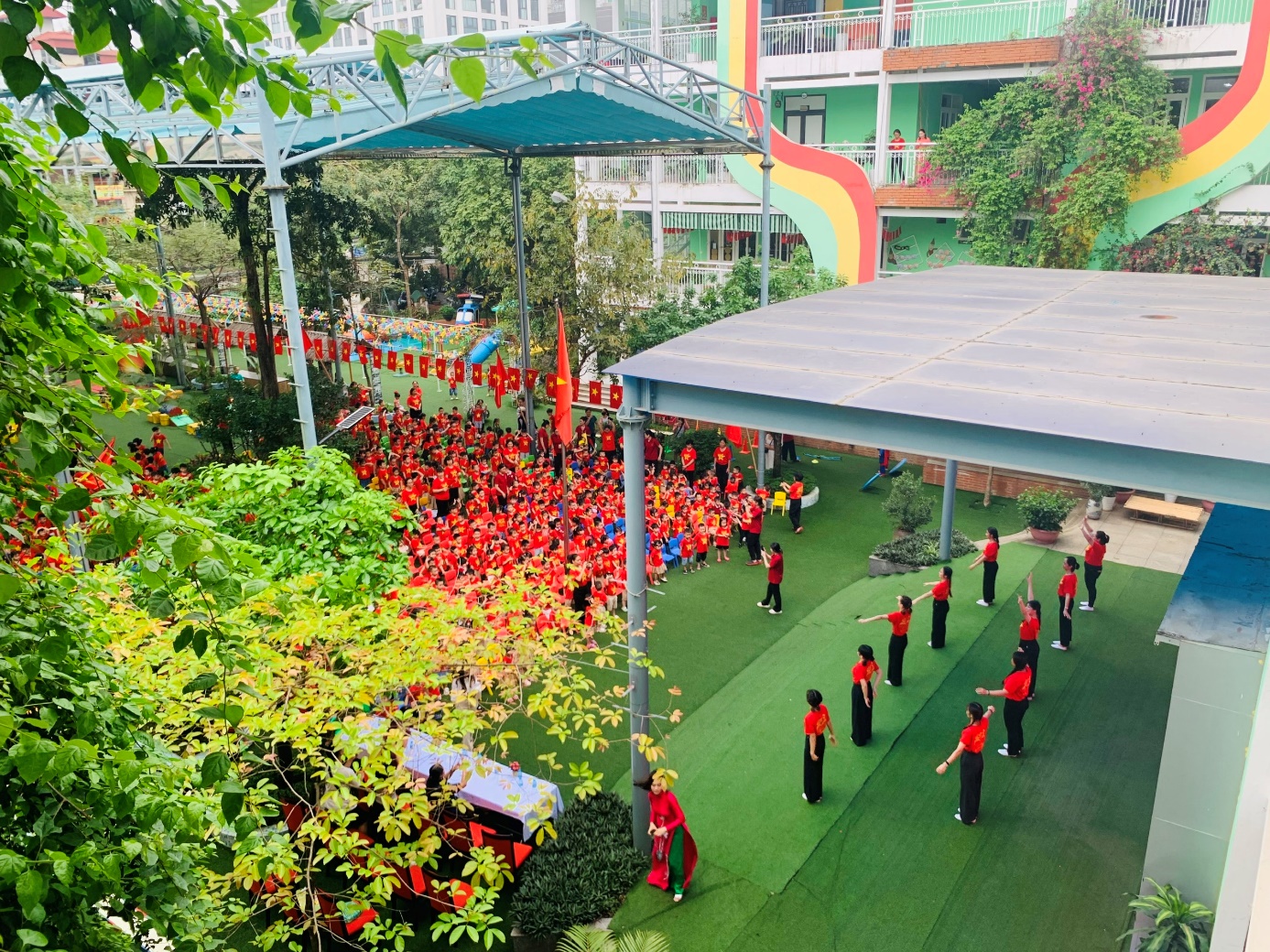 A group of people in red shirts

AI-generated content may be incorrect.