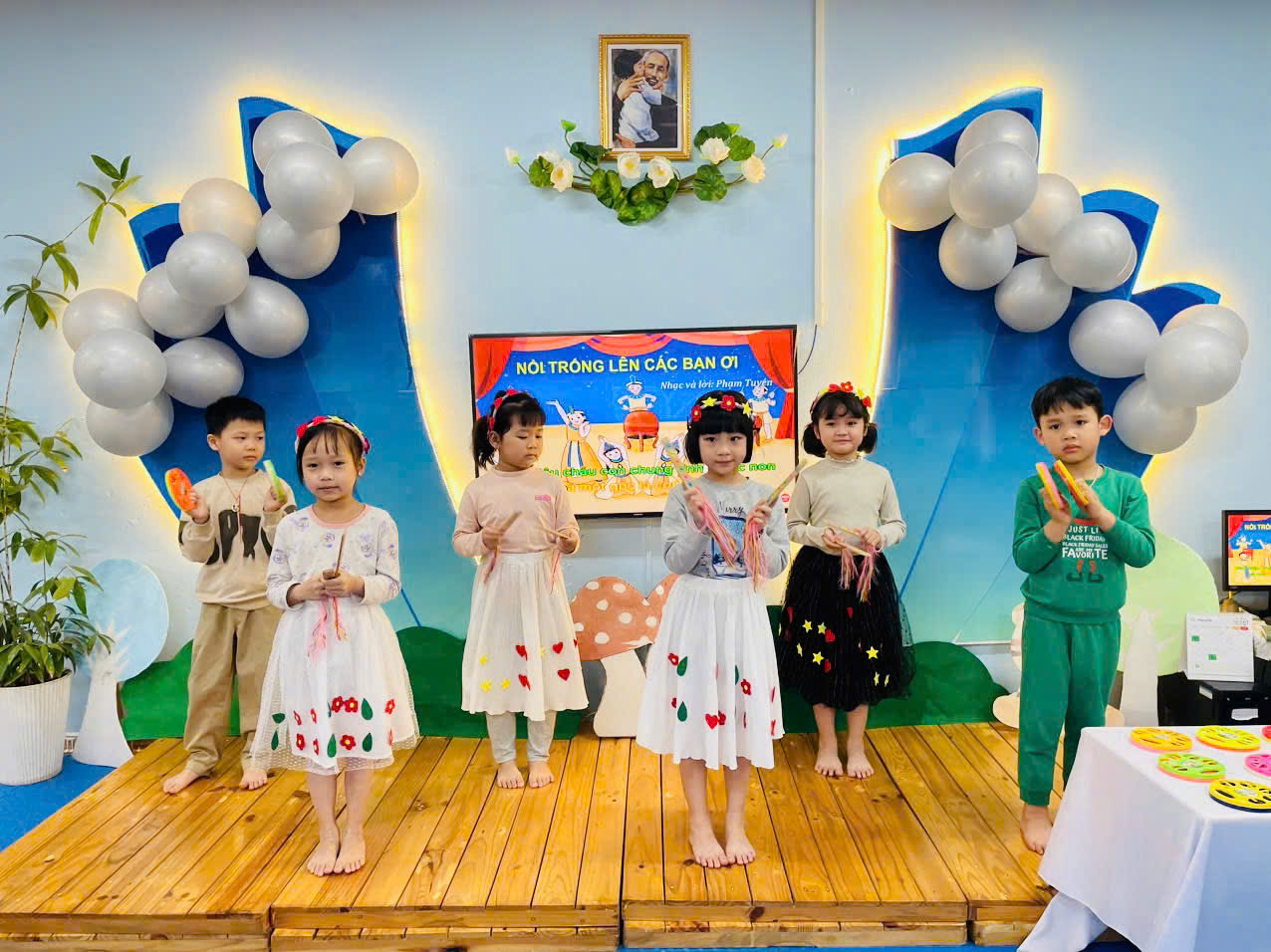A group of children standing on a stage

AI-generated content may be incorrect.