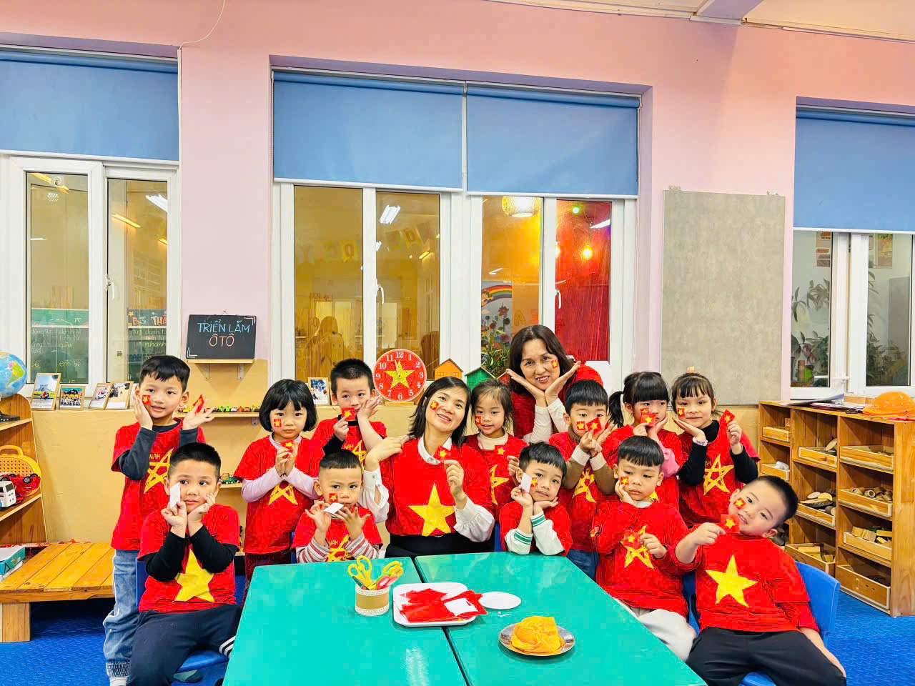 A group of children posing for a photo

AI-generated content may be incorrect.