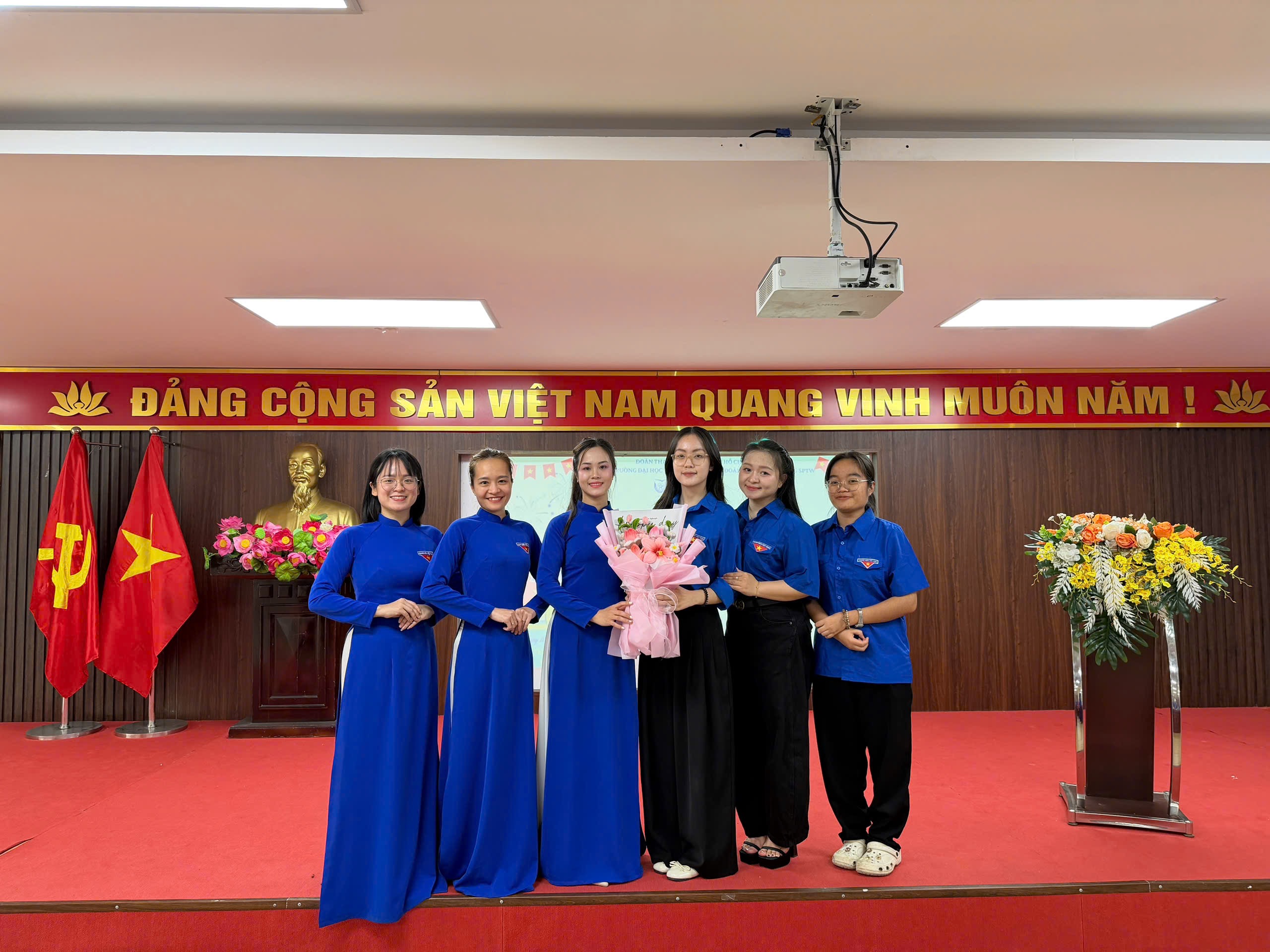 SK ĐẢNG CỘNG SẢN VIỆT NAM QUANG MINH MUÔN NĂM ! SL.jpeg