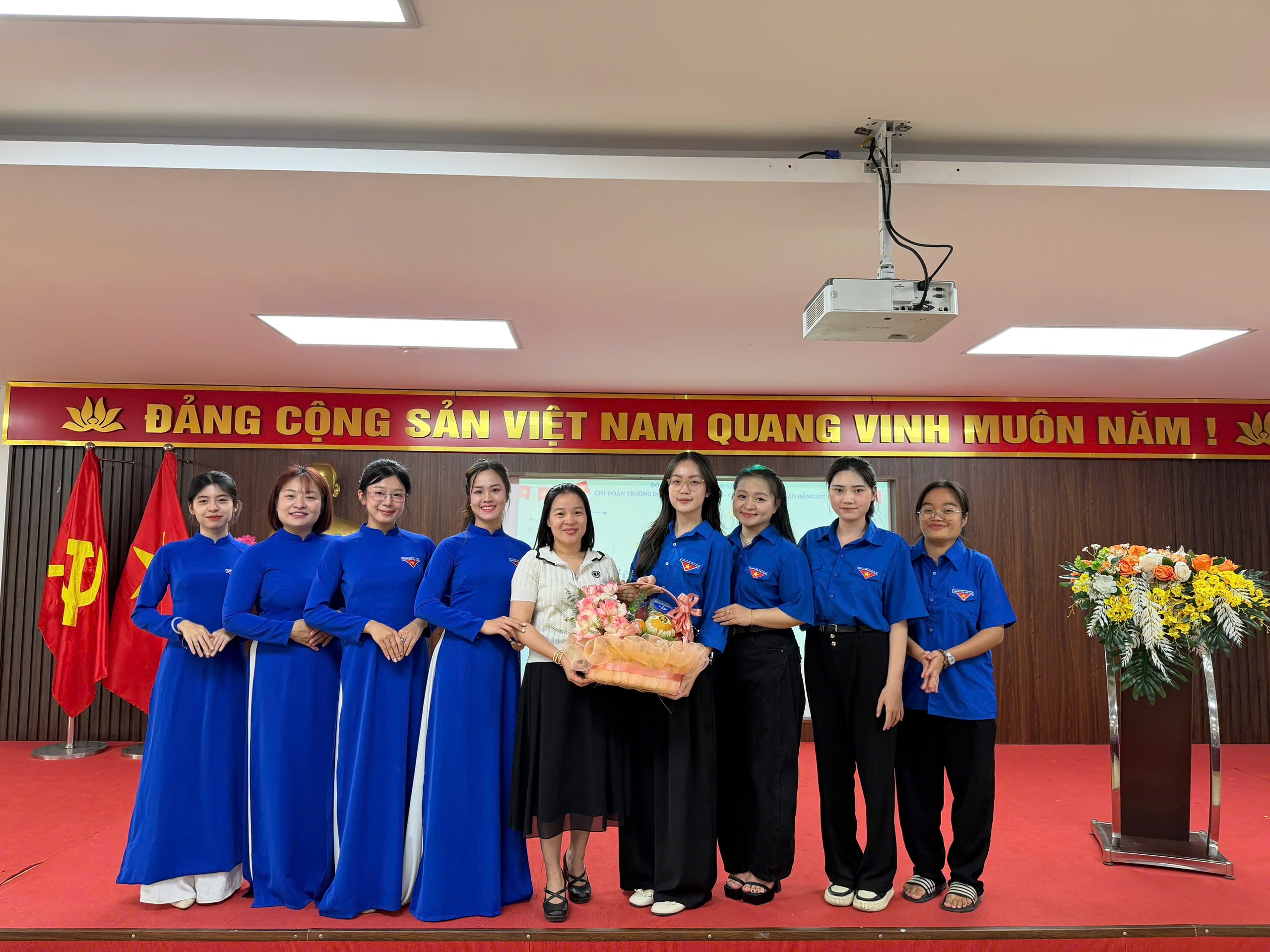 NK ĐẢNG CÔNG SẢN VIỆT NAM QUANG VINH MIUÔN NĂM ! !!.jpeg