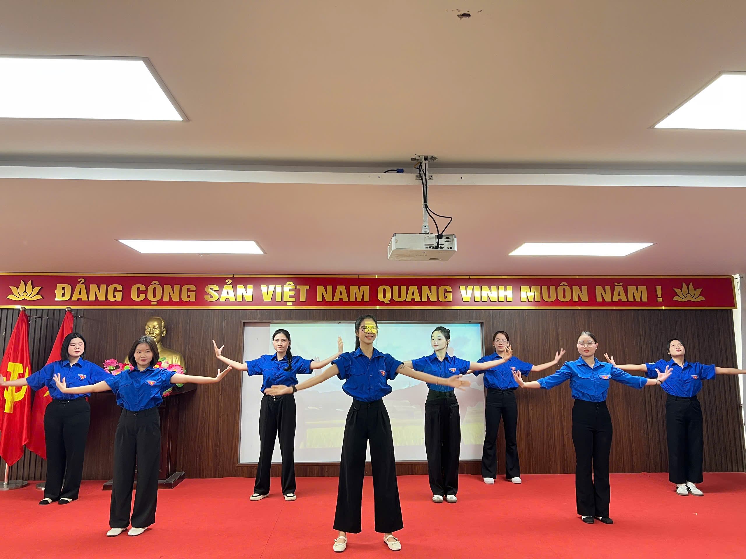 SK ĐẢNG CỘNG SẢN VIỆT NAM QUANG VINH HUÔN NĂM ! Sle.jpeg