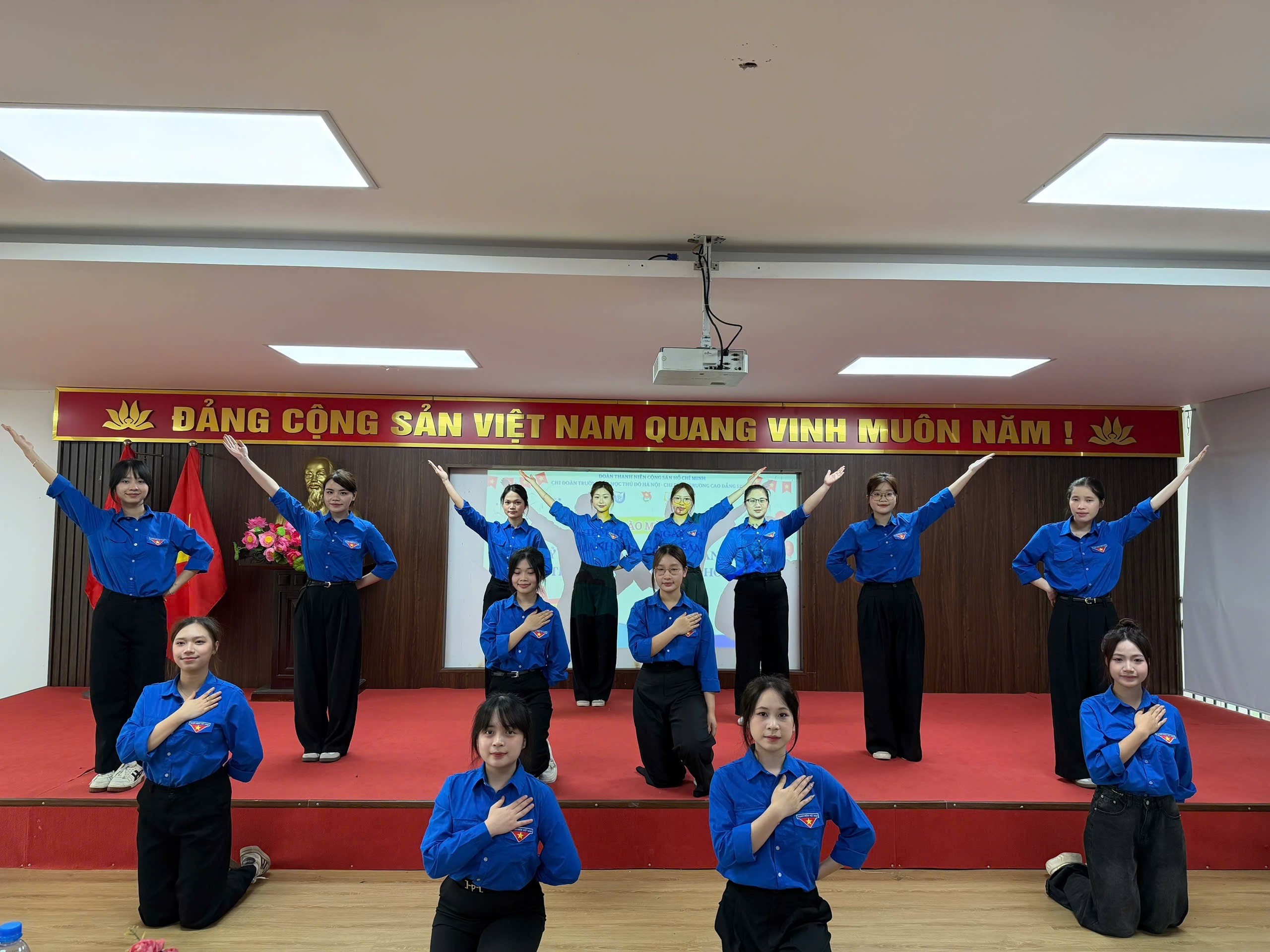 SH2 ĐẢNG CỘNG SẢN VIỆT NAM QUANG VINH MUÔN NĂM ! XC.heic