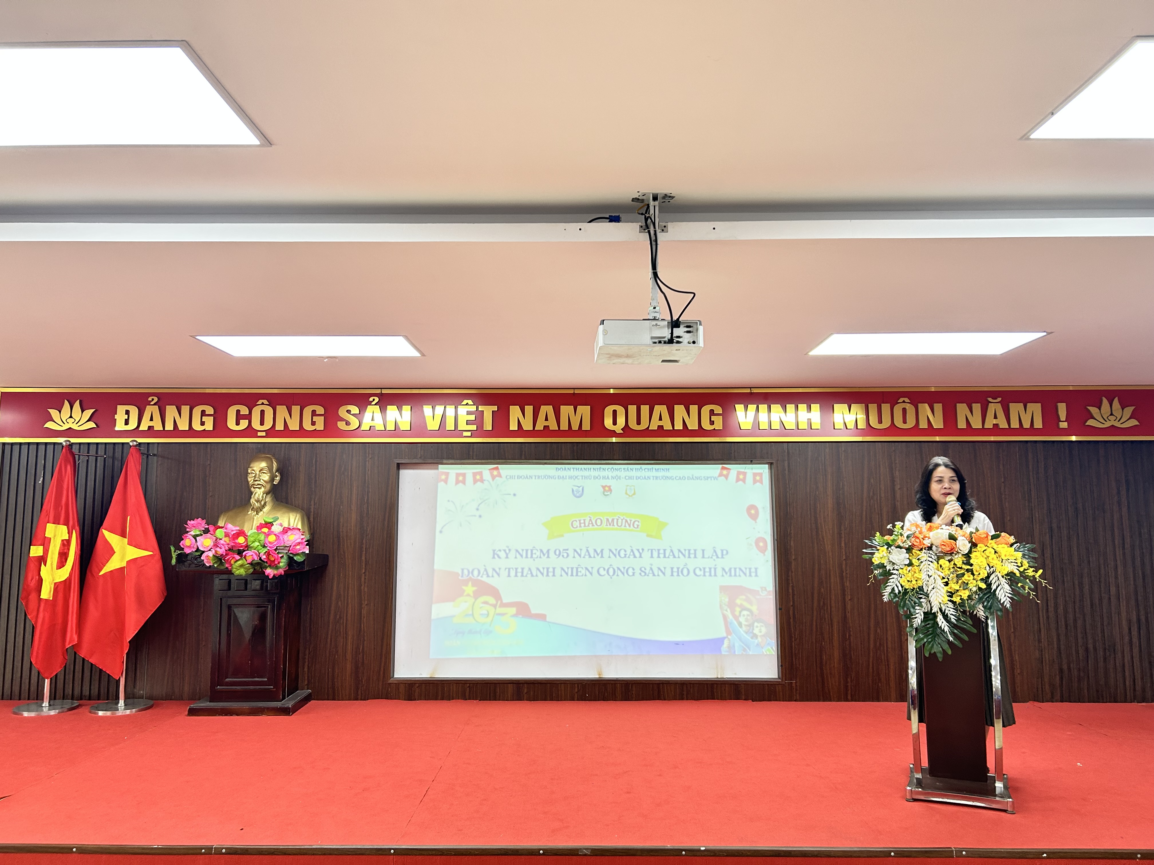 N2 ĐẢNG CÔNG SẢN VIÊT NAM QUANG |.jpeg