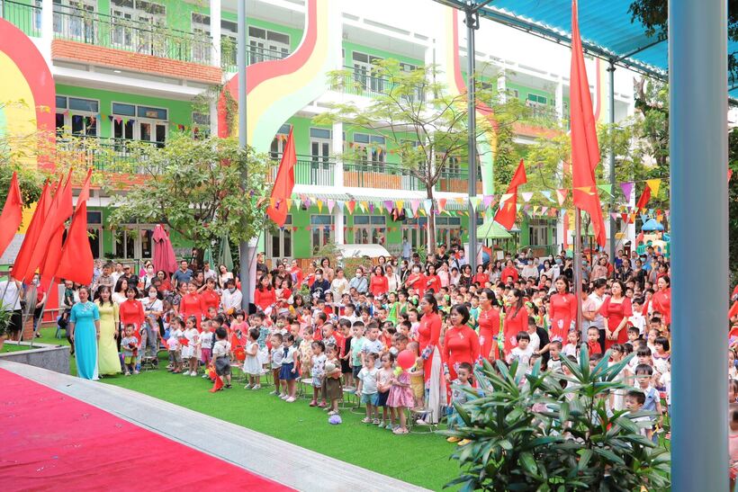 Các vị đại vị biểu, các cô giáo cùng cha mẹ học sinh và các con nghiêm trang làm lễ chào cờ
