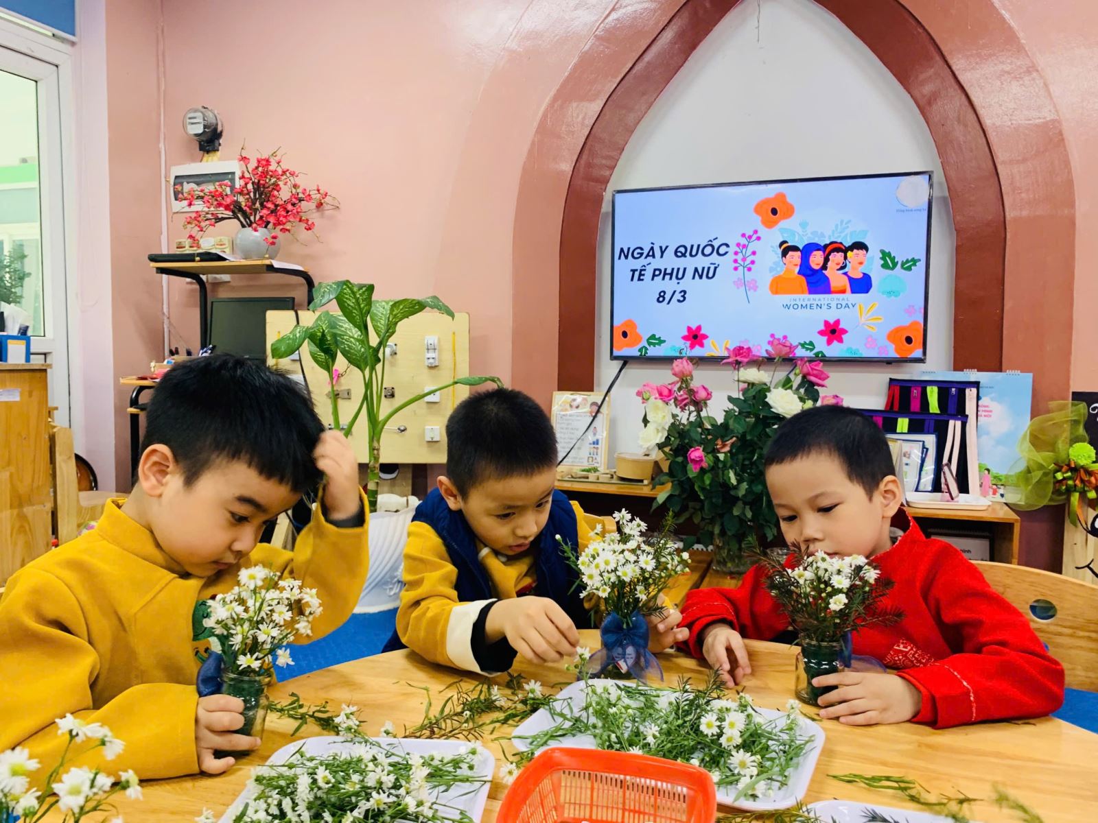 Các bạn nhỏ lớp B2 đang cắm hoa.