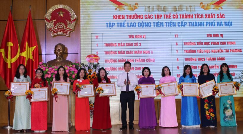 Đồng chí Tạ Nam Chiến PBT Quận Ủy- chủ tịch UBND Quận Ba Đình trao hoa và giây khen cho 10 đơn vị xuất sắc cấp thành phố 
