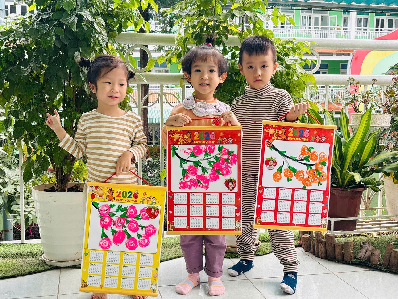 HOẠT ĐỘNG TRẢI NGHIỆM “TRANG TRÍ LỊCH TẾT” CỦA CÁC BÉ LỚP MẪU GIÁO BÉ C3