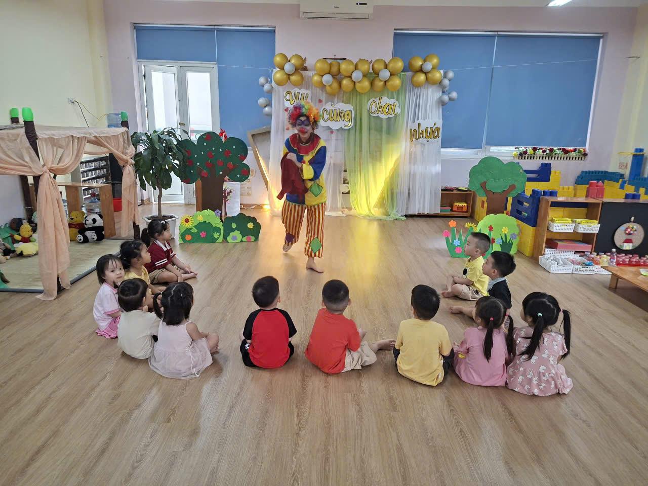 Hoạt động bé chơi cùng chai nhựa